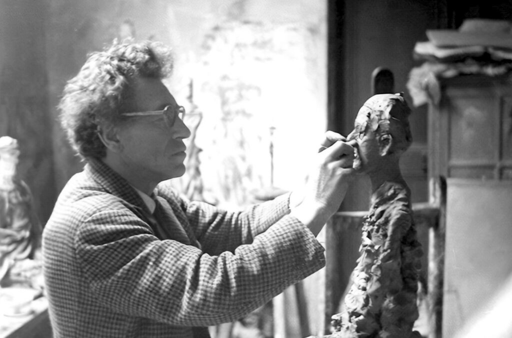Giacometti dans son atelier - © Succession Alberto Giacometti (Fondation Giacometti, Paris/ADAGP Paris). 2019