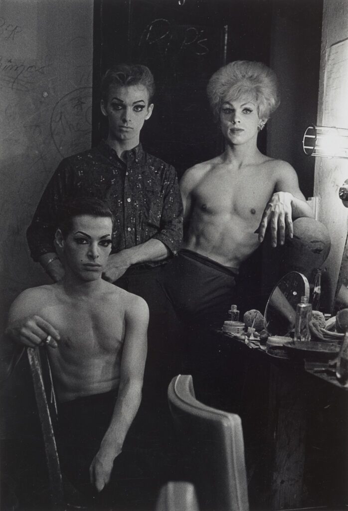 Diane Arbus, Trois travestis, N.Y.C., 1962, épreuve à la gélatine argentique 27,9 × 35,6 cm