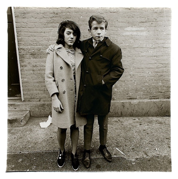 Diane Arbus, Couple d’adolescents dans Hudson Street, N.Y.C., 1963, épreuve à la gélatine argentique 50,8 × 40,6 cm